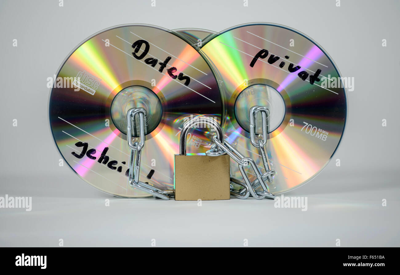 I CD che sono etichettate con "dati riservati' e 'privato' sono chiusi con una catena di ferro e di una serratura, di Dresda (Sassonia), Germania, 27 gennaio 2015. Foto: Thomas Eisenhuth Foto Stock