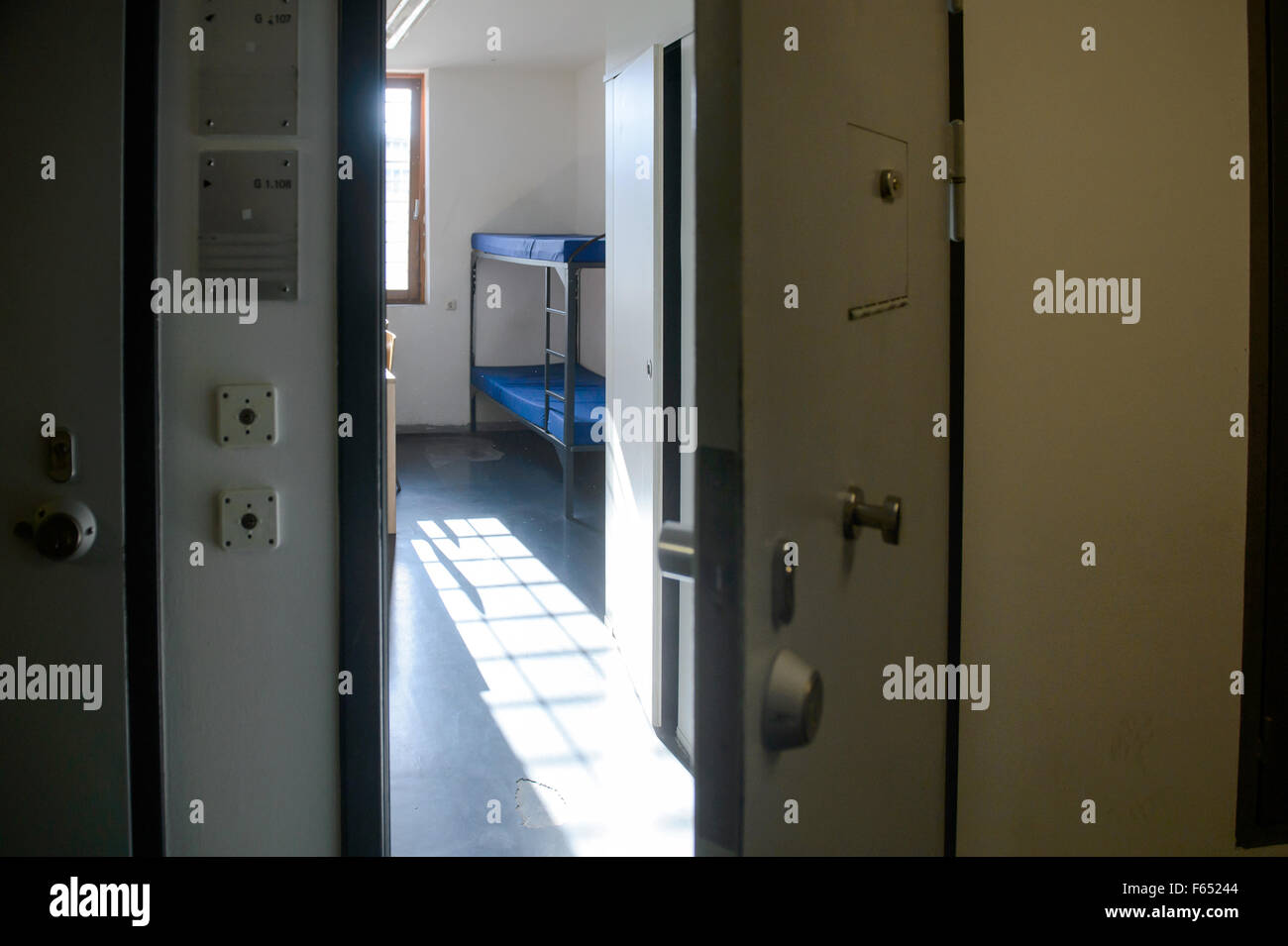 Consente di visualizzare in un vuoto a doppia cella nel penitenziario di Dresda (Sassonia). La foto è stata scattata il 02 marzo 2015. Foto: Thomas Eisenhuth Foto Stock