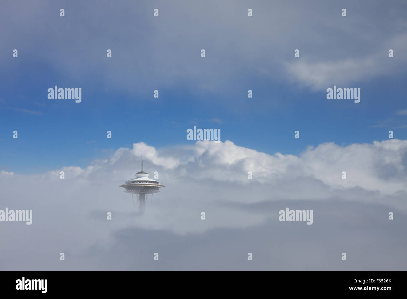 Washington, Seattle, Vista Aerea di Space Needle nella nebbia Foto Stock