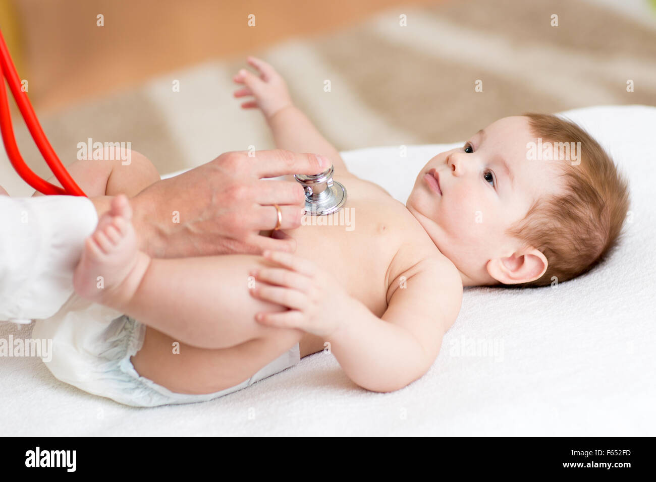 Per i bambini gli esami medico di neonati con uno stetoscopio Foto Stock