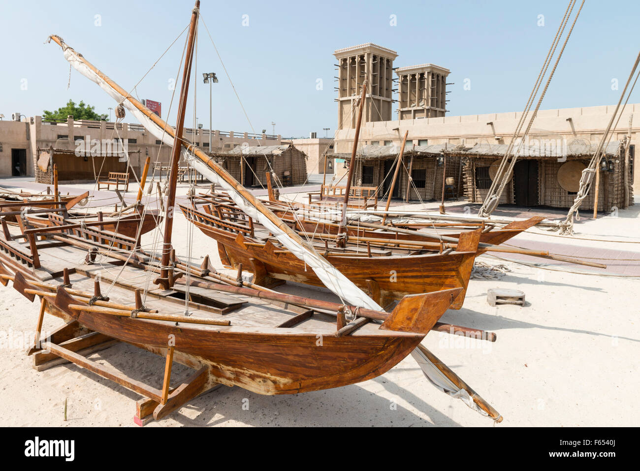 Tradizionali barche di legno presso il Diving Village Museo all'aperto nella zona del patrimonio al Shindagha, Dubai Emirati Arabi Uniti Foto Stock