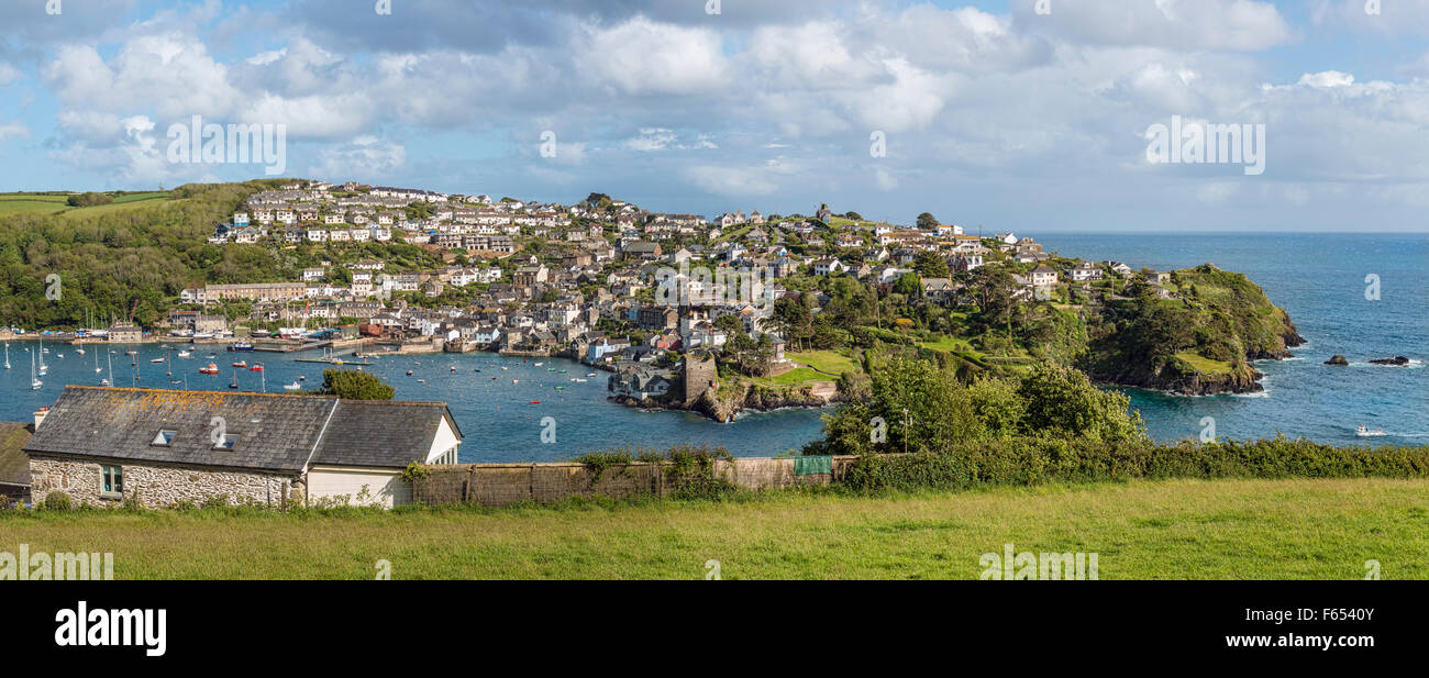 Vista panoramica da Fowey sul fiume Fowey presso la città costiera di Polruan, Cornovaglia, Inghilterra, Regno Unito Foto Stock