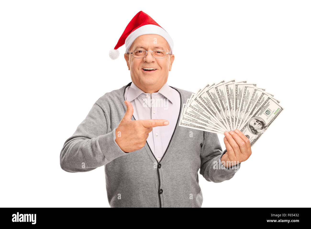 Senior gentleman con Santa hat la spalmatura di una pila di denaro con una mano e rivolti verso di essa con gli altri Foto Stock