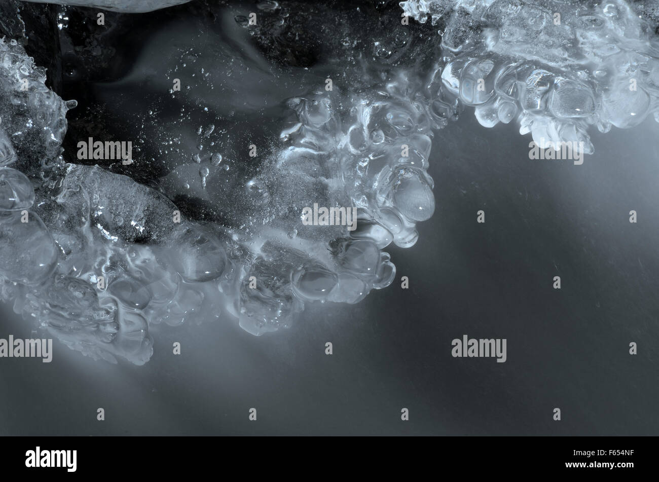 Ghiaccio congelato forme e fiume del flusso di acqua in inverno Foto macro Foto Stock
