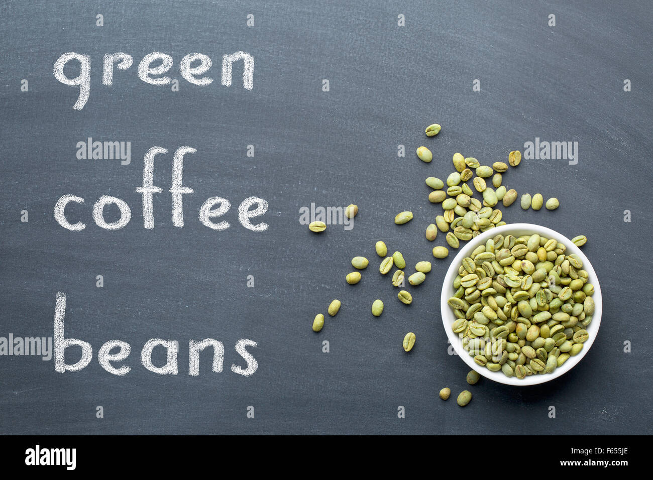 Non torrefatto Caffè verde sulla lavagna Foto Stock