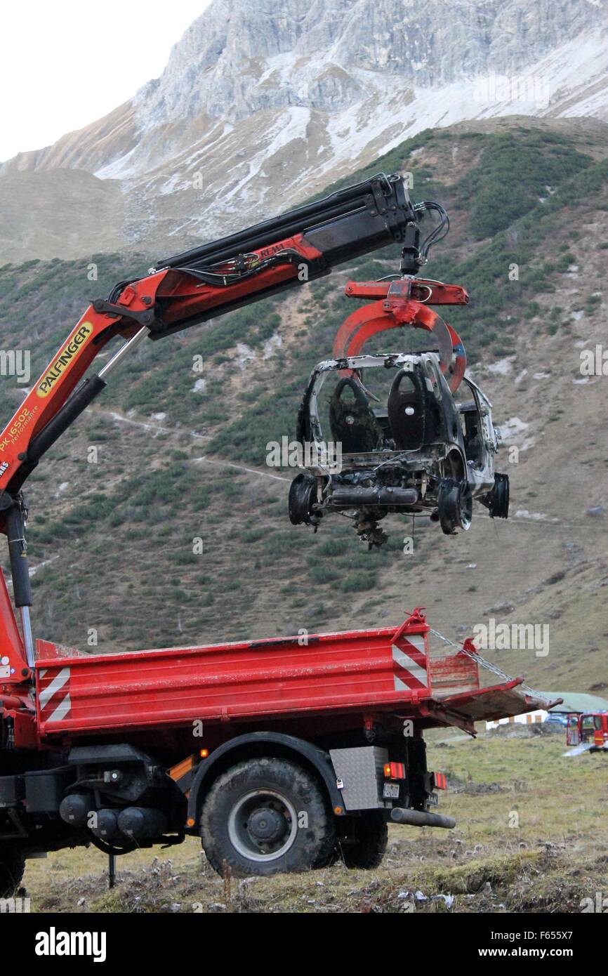 Il relitto di un'auto bruciata è salvato da Oytal Valley vicino a Oberstdorf, Germania, 12 novembre 2015. Continuano le indagini della polizia quattro giorni dopo la scoperta. Nei prossimi giorni il 30-anno-vecchio proprietario del veicolo verrà chiesto circa lo sfondo del relitto. Non è chiaro come la vettura con il furto di targhe sbarcati a secco streambed ad un'altezza di 1.400 metri e ha preso fuoco. Foto: BENJAMIN LISS/dpa Foto Stock