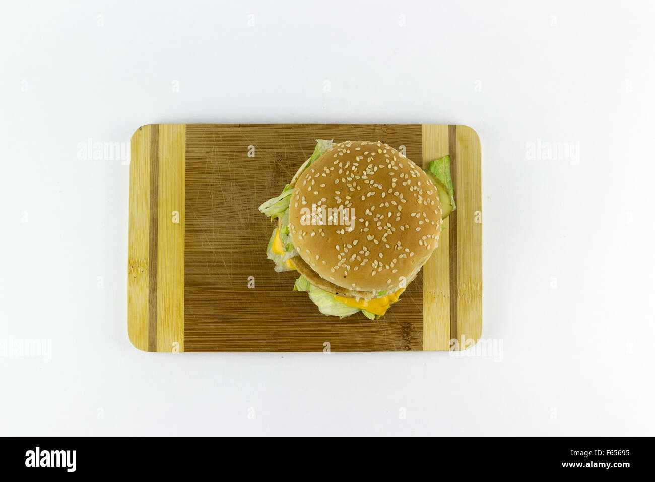 Hamburger su una tabella di trinciatura contro uno sfondo bianco Foto Stock