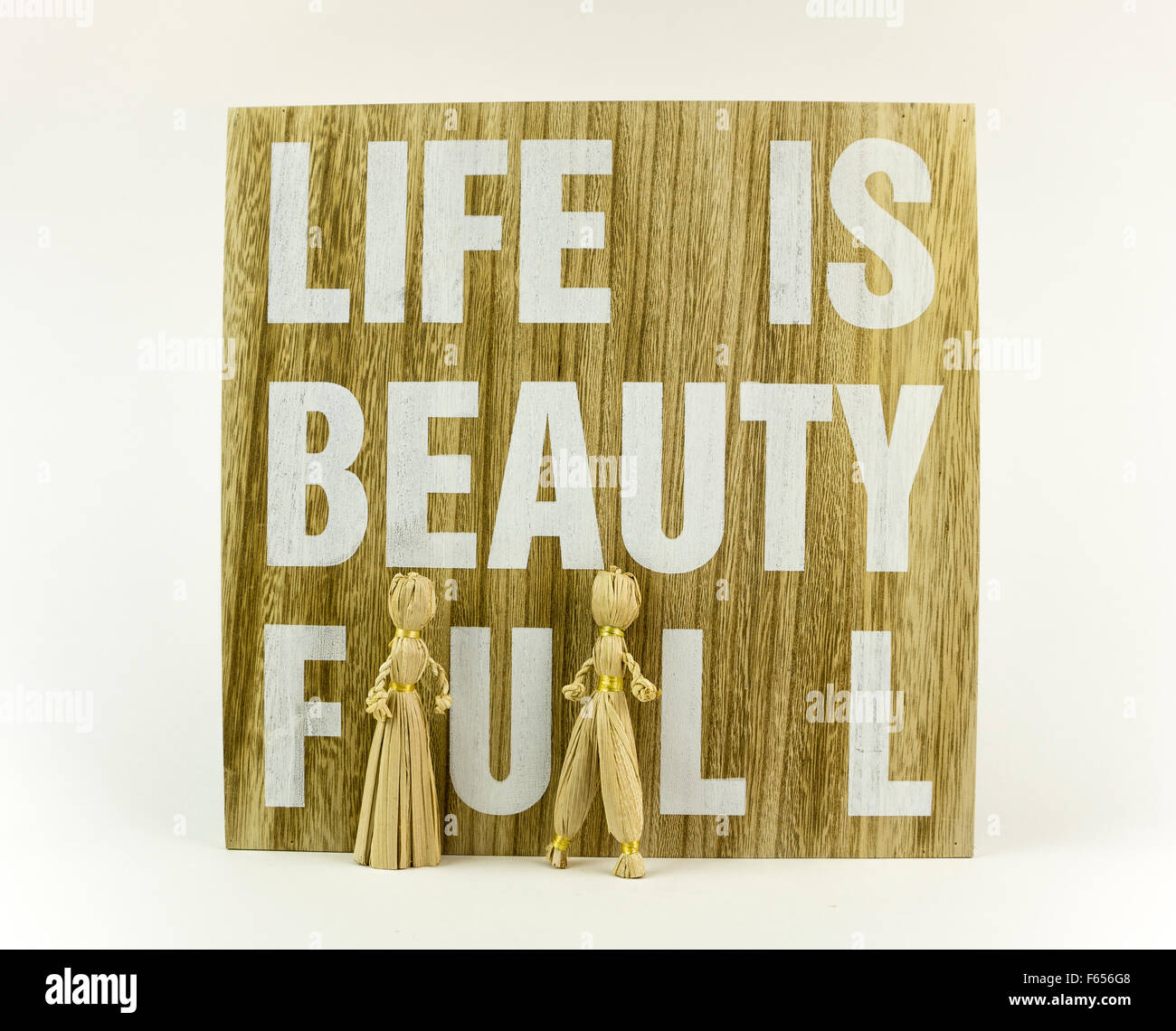 Tavola di legno con il messaggio e le bambole di carta Foto Stock
