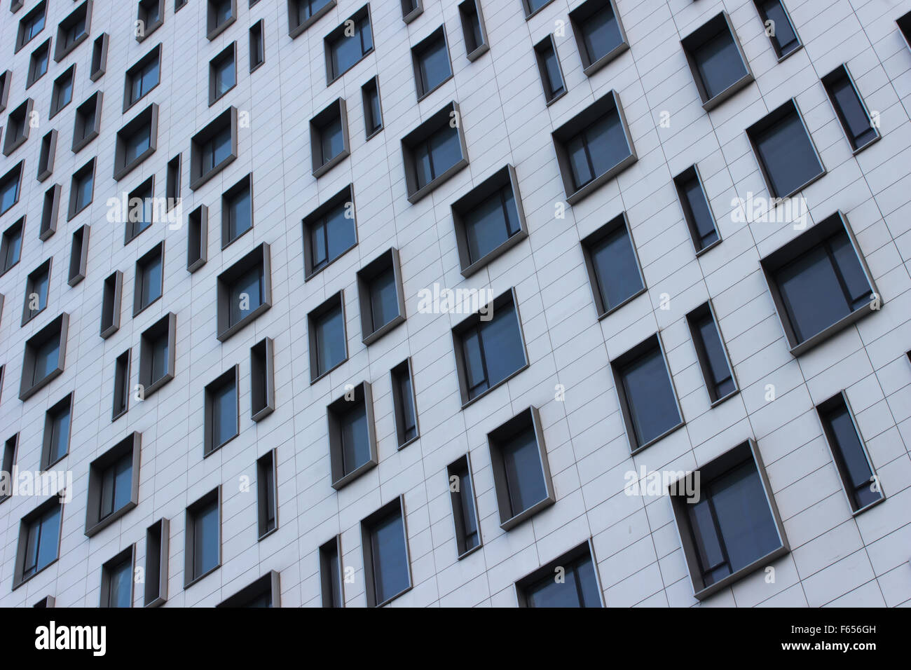 Facciata la visualizzazione di finestre di un edificio per uffici a Bucarest Foto Stock