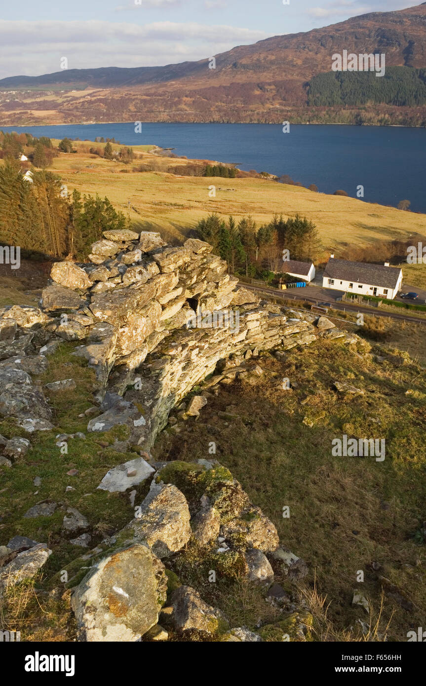 Dun un Ruigh Ruadh Broch si affaccia su Loch Ginestra, Ross-shire, Scozia. Foto Stock