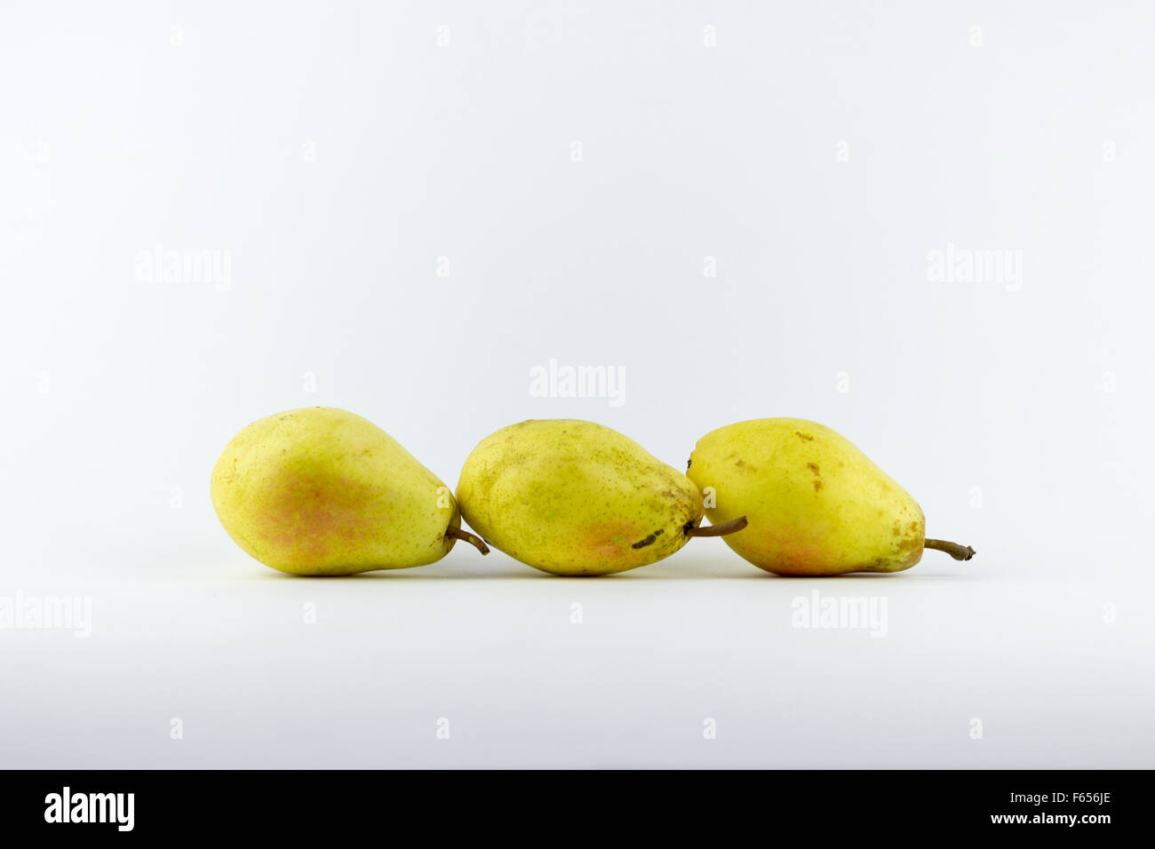 Tre le pere, isolato su sfondo bianco Foto Stock