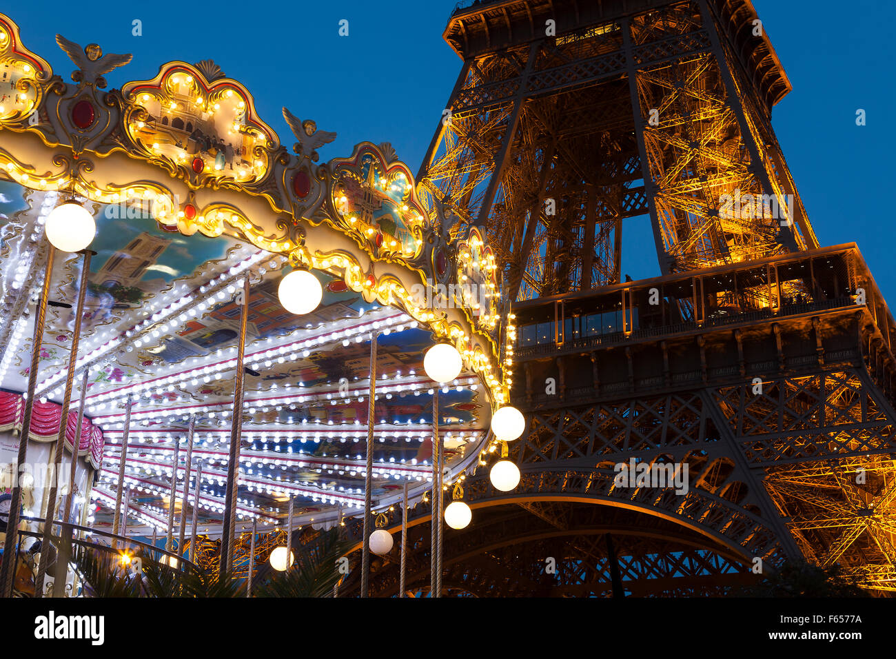 Giostra e la torre Eiffel, Parigi, Ile-de-France, Francia Foto Stock