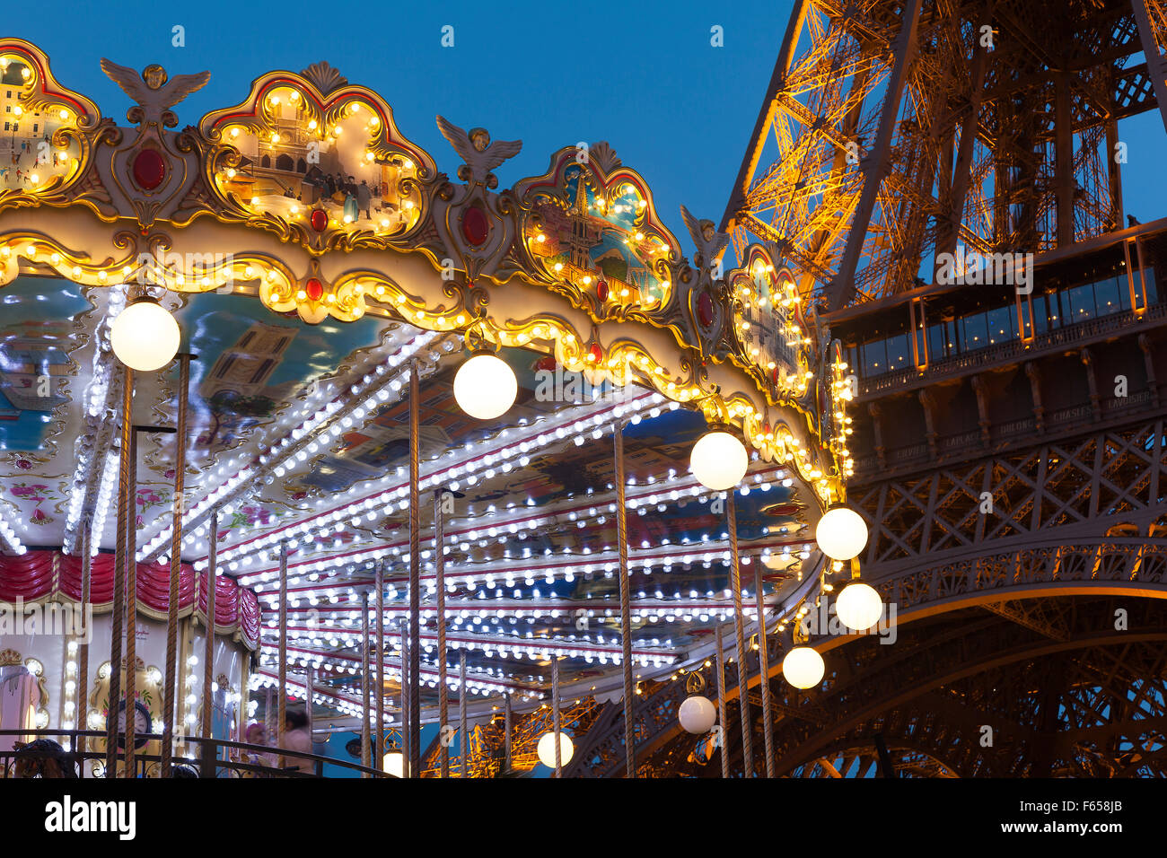 Giostra e la torre Eiffel, Parigi, Ile-de-France, Francia Foto Stock