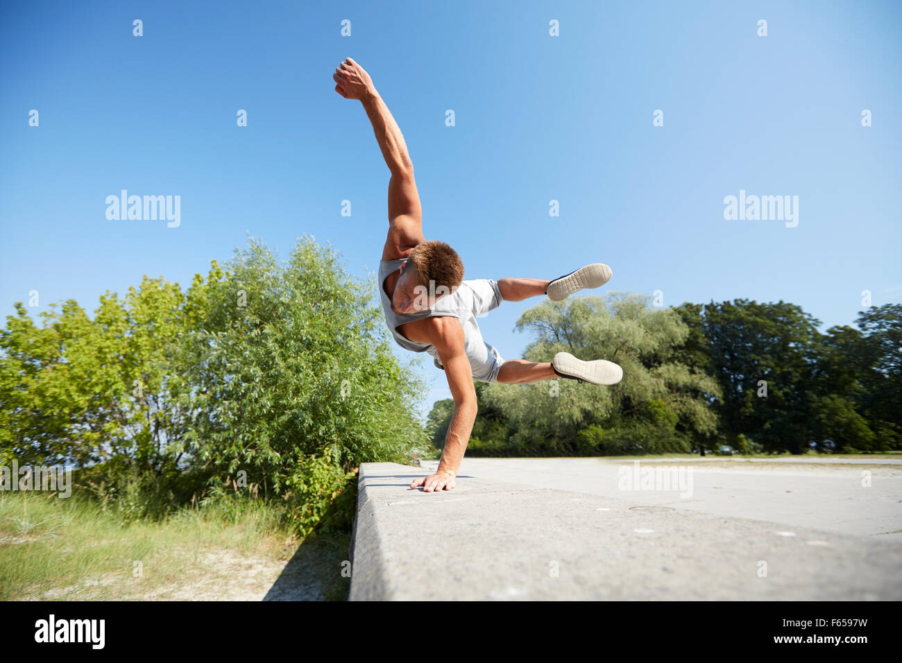 Sporty giovane jumping in estate park Foto Stock