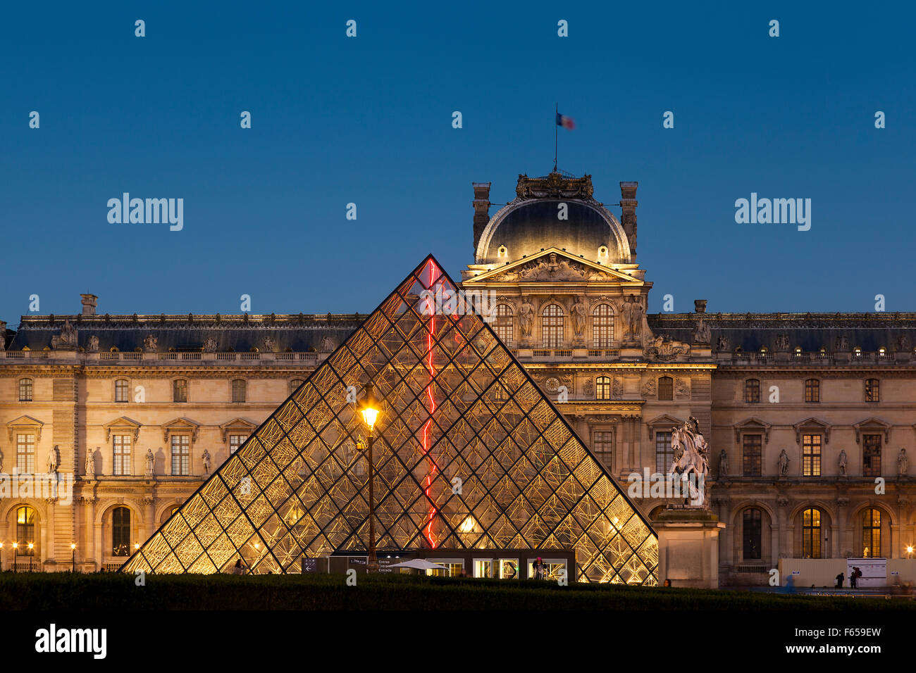 Museo del Louvre e la piramide, Parigi, Ile-de-France, Francia Foto Stock