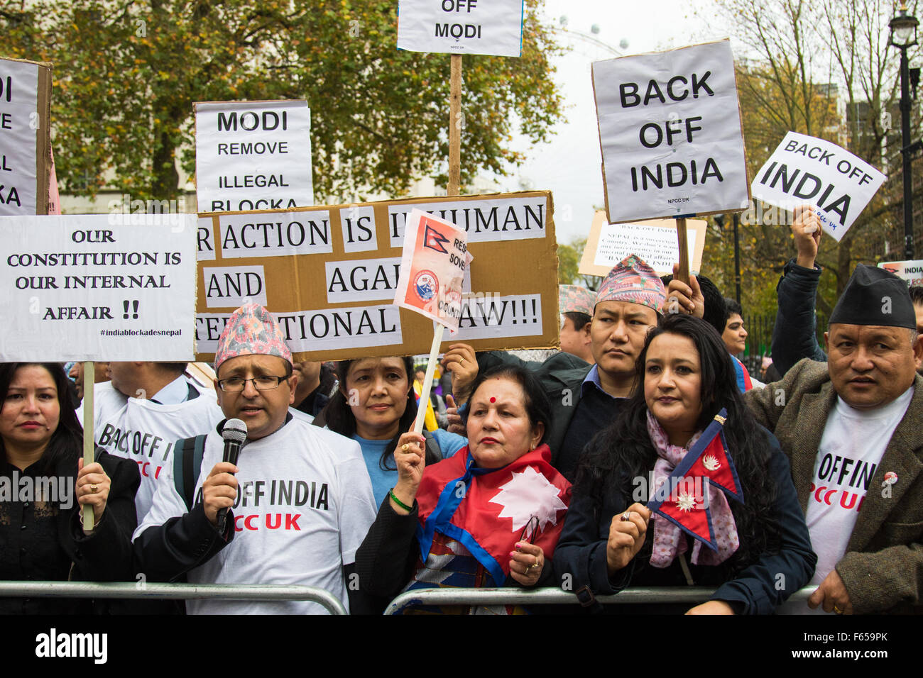 Whitehall, Londra, Regno Unito. 12 novembre 2015. Manifestazioni hanno luogo fuori dalle porte di Downing Street prima dell arrivo del primo ministro dell'India Narendra modi. Cittadini nepalesi protestare contro ciò che dicono è un blocco del loro paese da parte dell'India mentre altri gruppi che si oppongono a modi gridano la loro rabbia, cercando di soffocare un piccolo gruppo e accogliente il controverso leader in Gran Bretagna. Credito: Paolo Davey/Alamy Live News Foto Stock