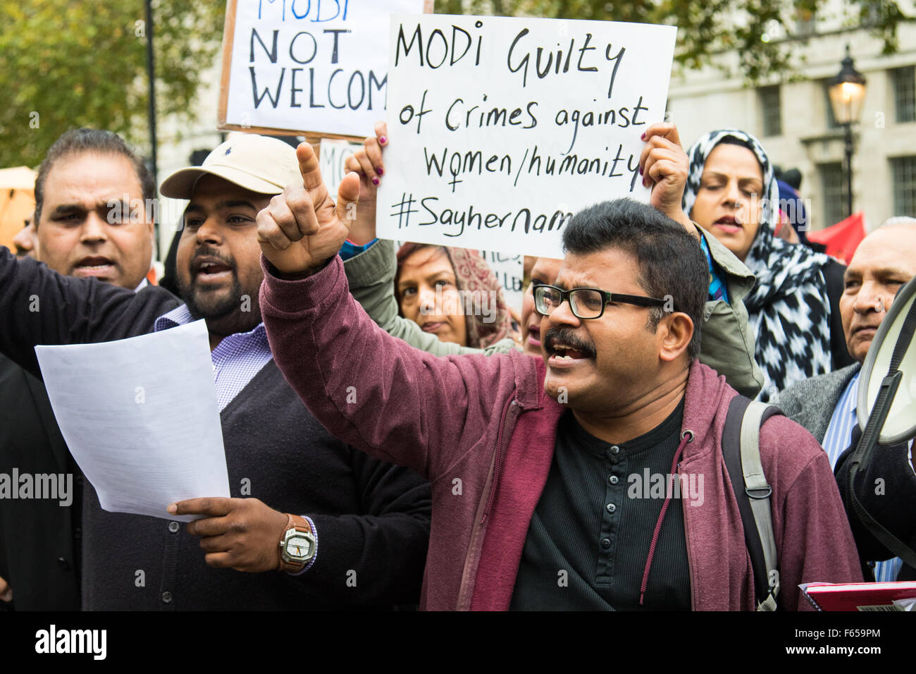 Whitehall, Londra, Regno Unito. 12 novembre 2015. Manifestazioni hanno luogo fuori dalle porte di Downing Street prima dell arrivo del primo ministro dell'India Narendra modi. Cittadini nepalesi protestare contro ciò che dicono è un blocco del loro paese da parte dell'India mentre altri gruppi che si oppongono a modi gridano la loro rabbia, cercando di soffocare un piccolo gruppo e accogliente il controverso leader in Gran Bretagna. Credito: Paolo Davey/Alamy Live News Foto Stock