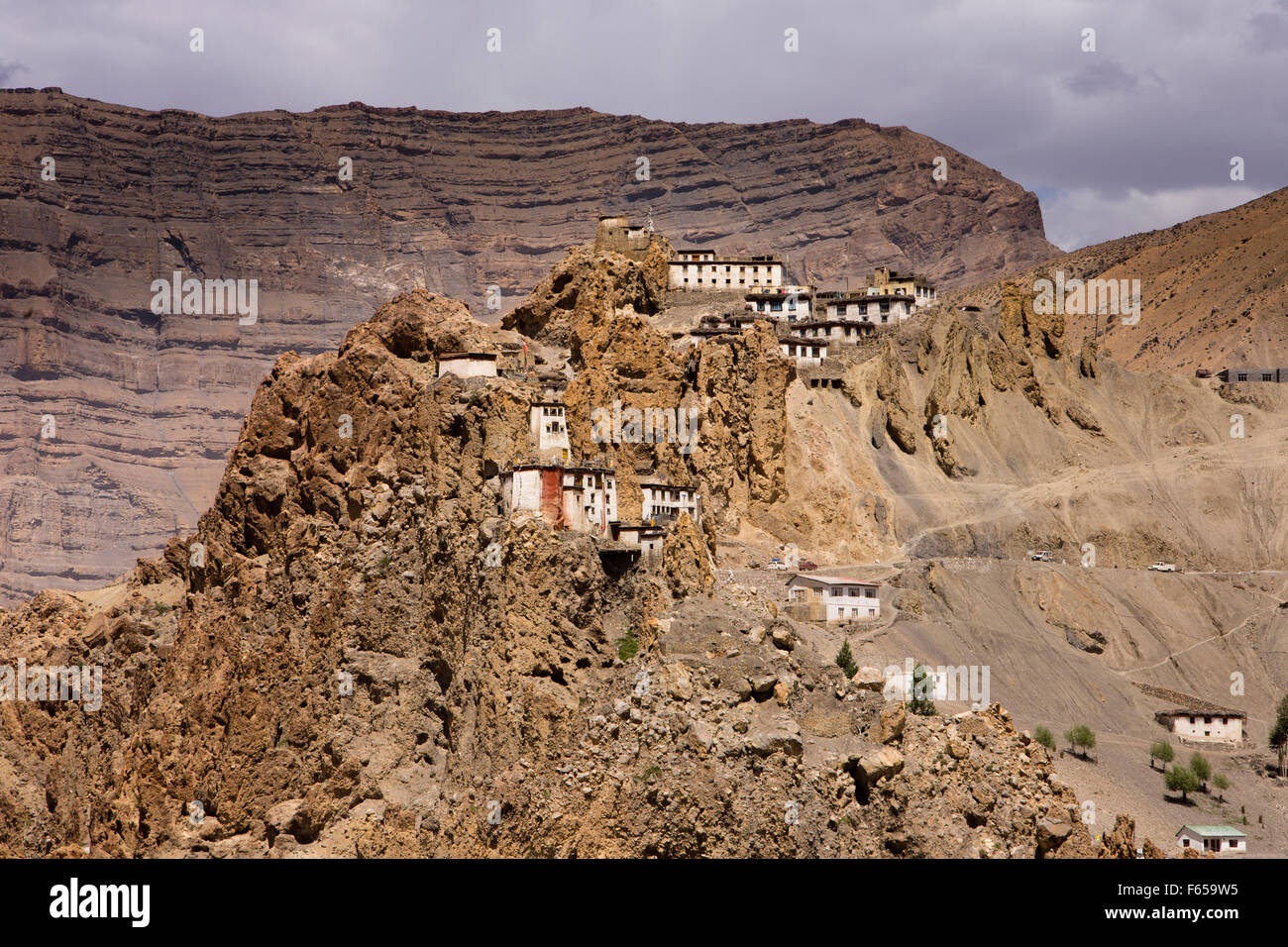 India, Himachal Pradesh, Spiti valley, Dhankar monastero sulla cresta sopra village Foto Stock