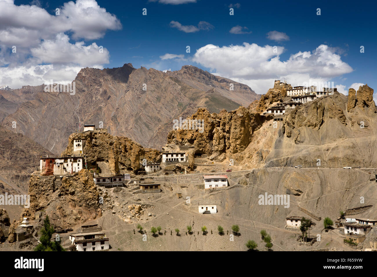 India, Himachal Pradesh, Spiti valley, Dhankar monastero sulla cresta sopra case di villaggio su pendenza ripida Foto Stock