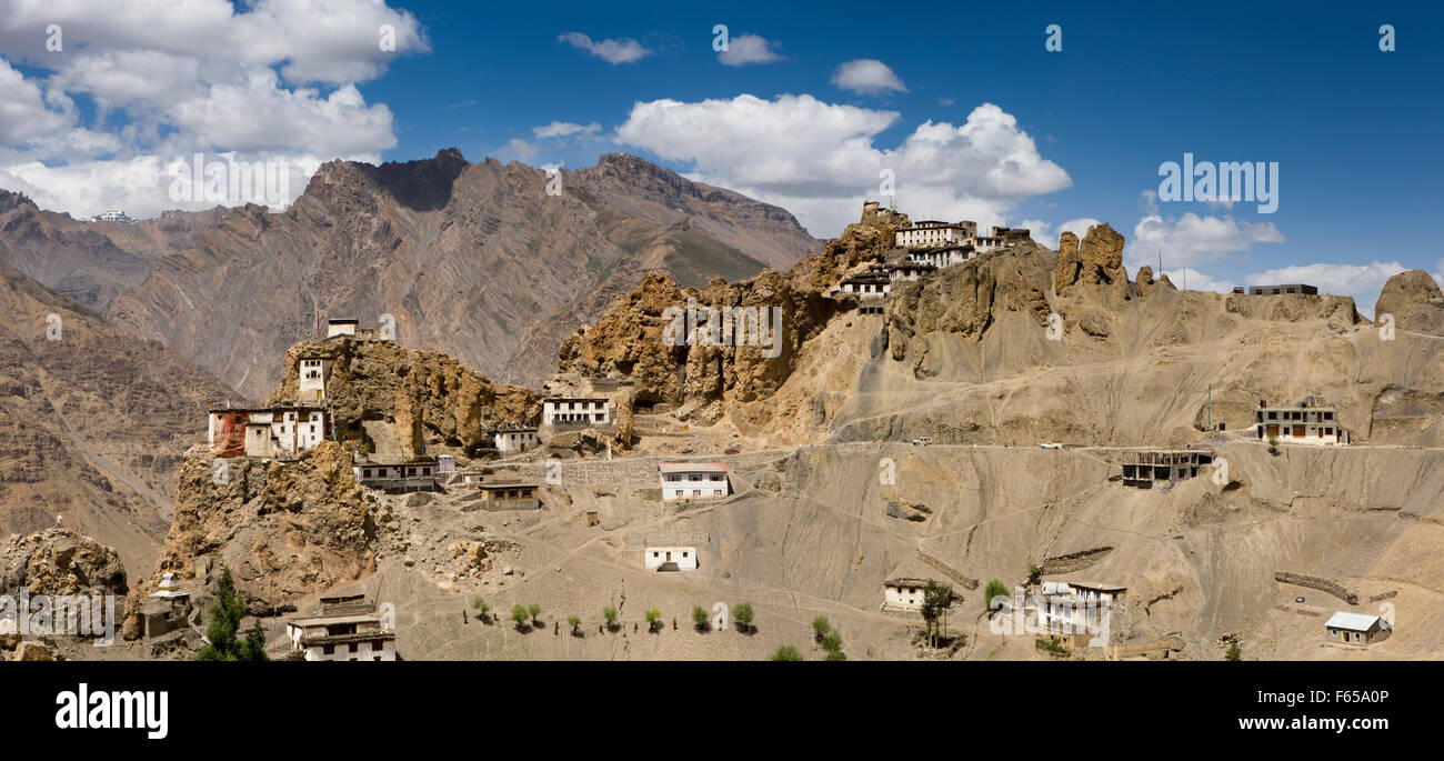 India, Himachal Pradesh, Spiti valley, Dhankar monastero sulla cresta sopra case di villaggio sul pendio ripido, panoramica Foto Stock