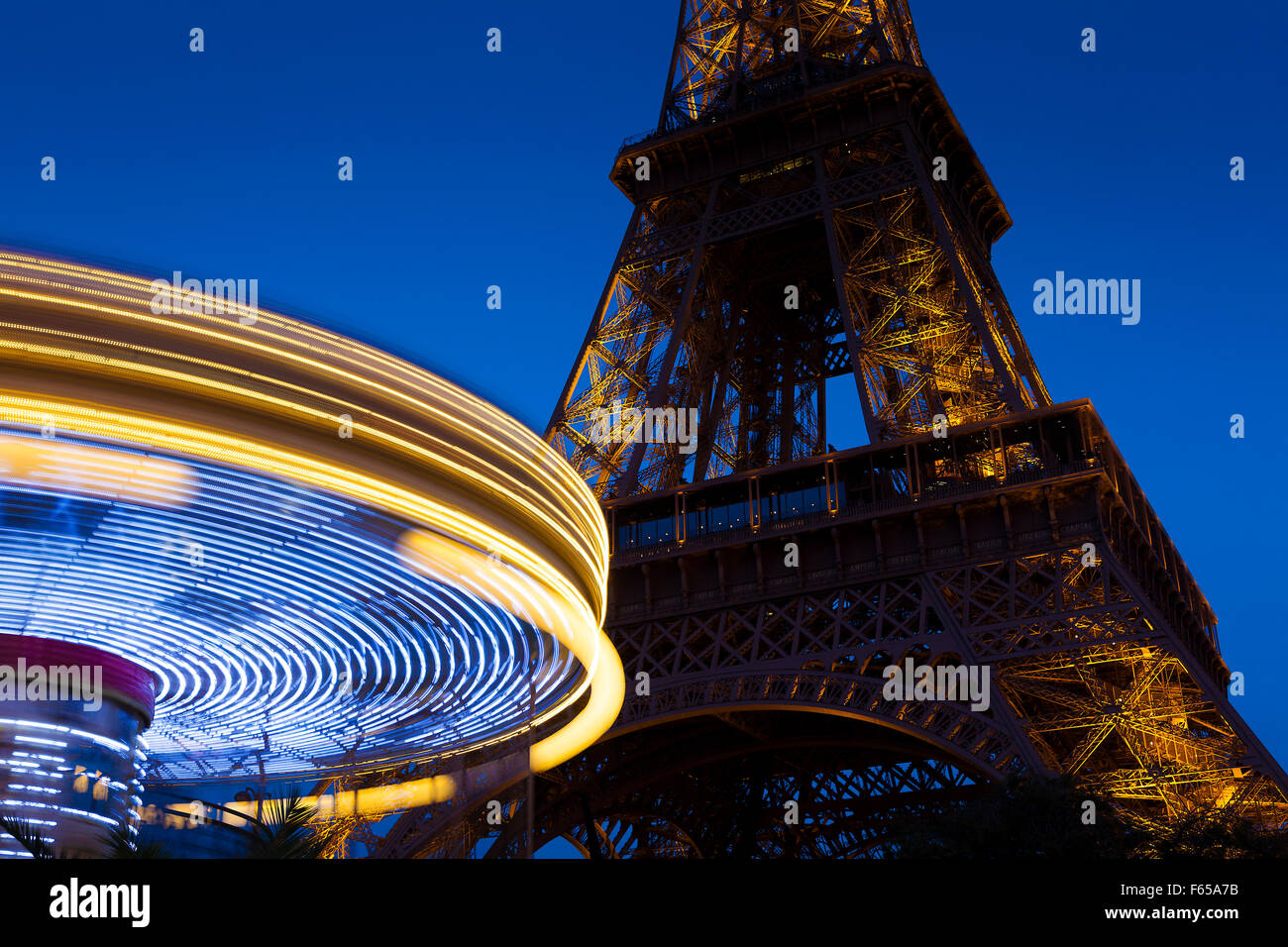 Giostra e la torre Eiffel, Parigi, Ile-de-France, Francia Foto Stock