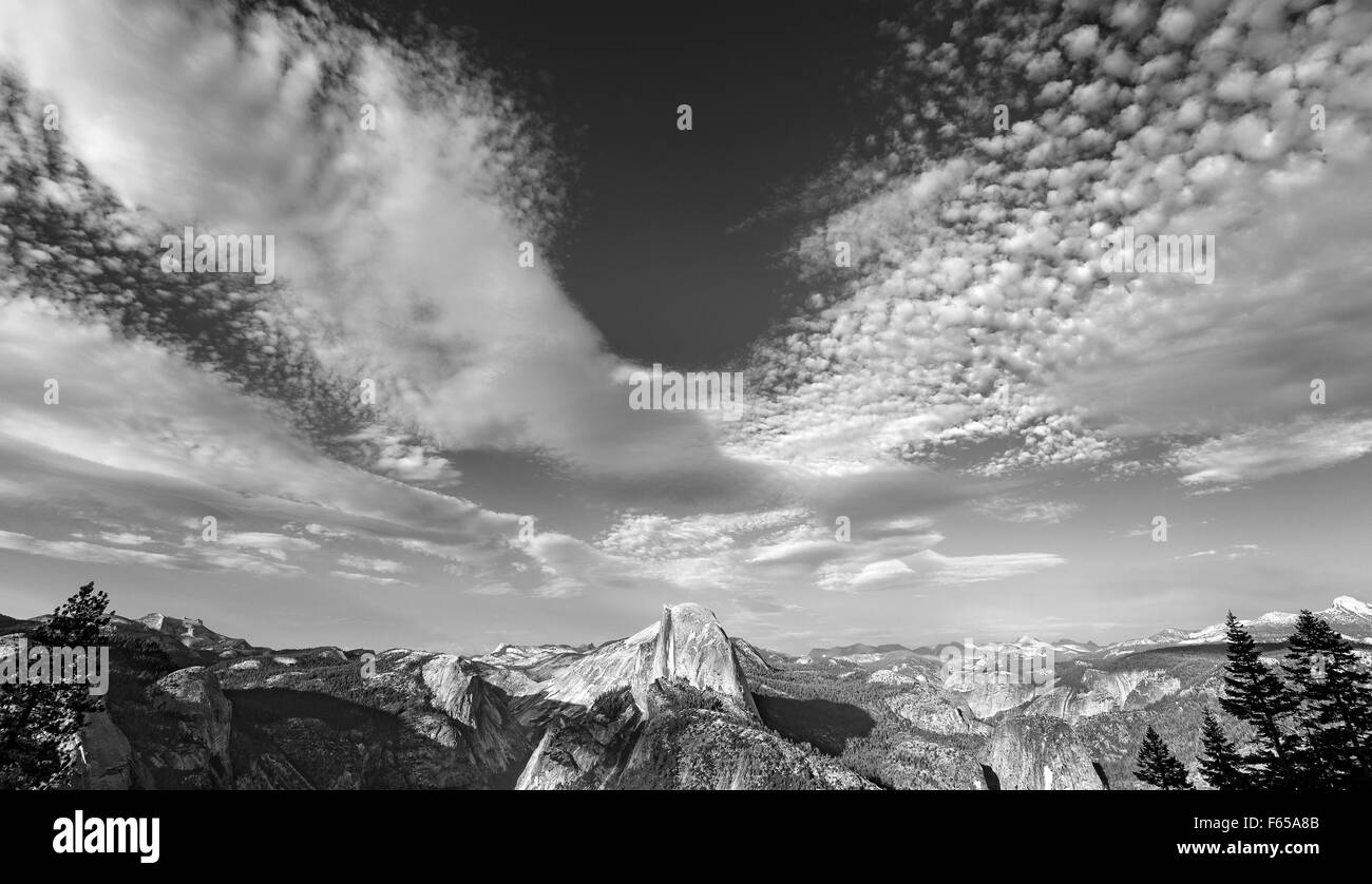 Foto in bianco e nero di cloudscape oltre mezza cupola in Yosemite National Park, Stati Uniti d'America. Foto Stock