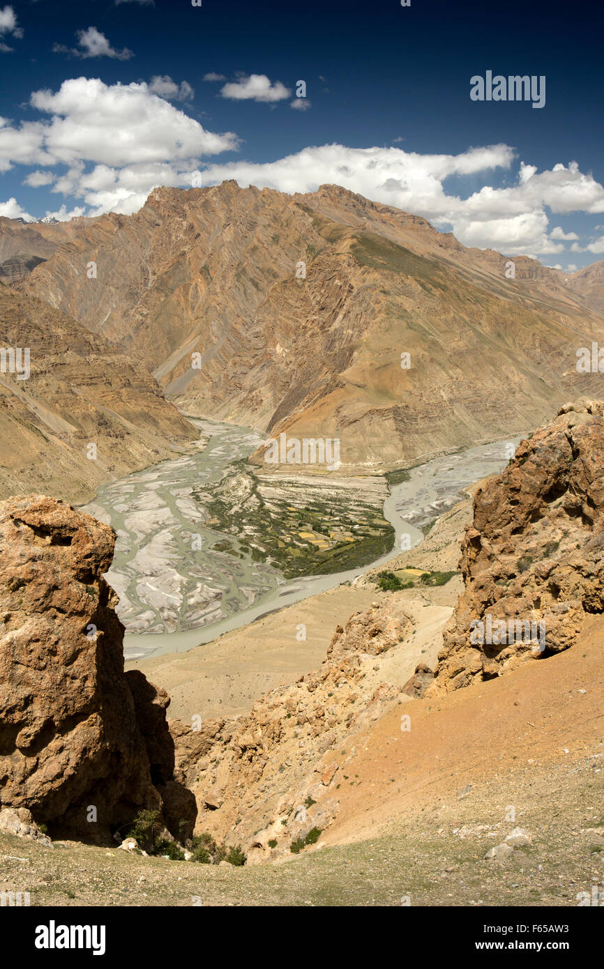 India, Himachal Pradesh, Spiti valley, Shushunag, vista in elevazione del famland alla confluenza del perno e Spiti fiumi Foto Stock