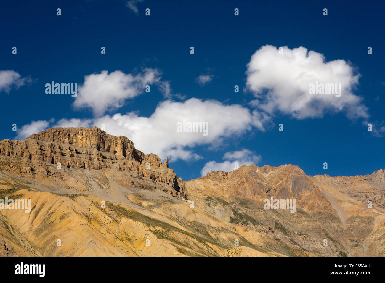 India, Himachal Pradesh, Spiti valley, Shego, rocky deserto freddo cliff contro il cielo blu Foto Stock