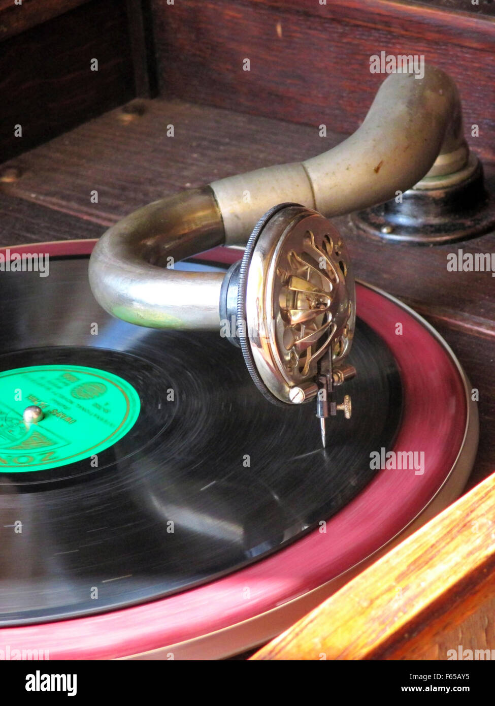 Close up di un braccio Gramaphone, ago e un 78 giri record Foto Stock