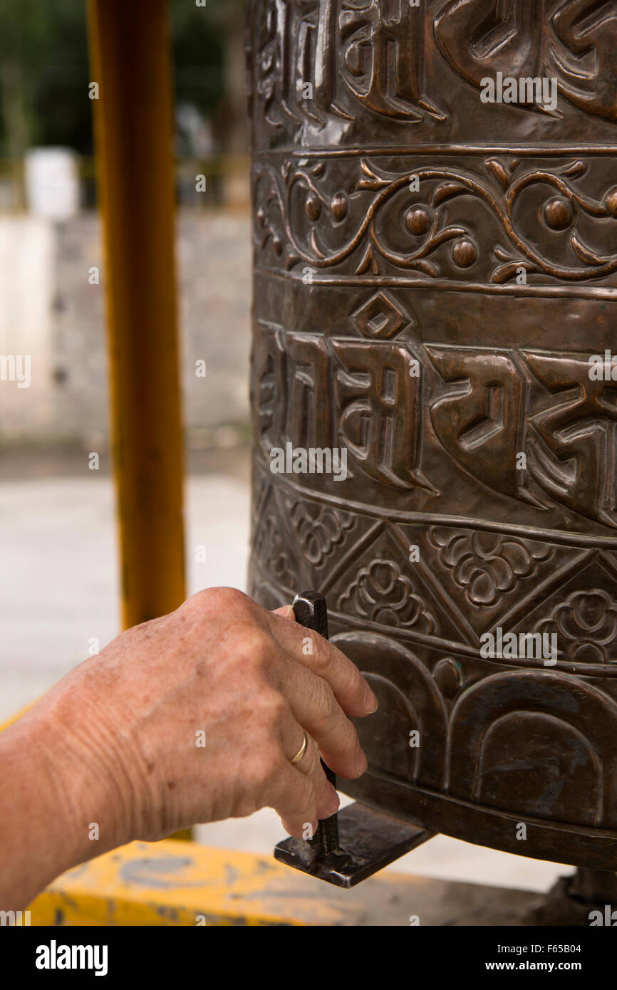 India, Himachal Pradesh, Spiti, Kaza, turistico della preghiera handturning ruota fuori Sakya Tangyud (Tenggyu) Monastero Foto Stock