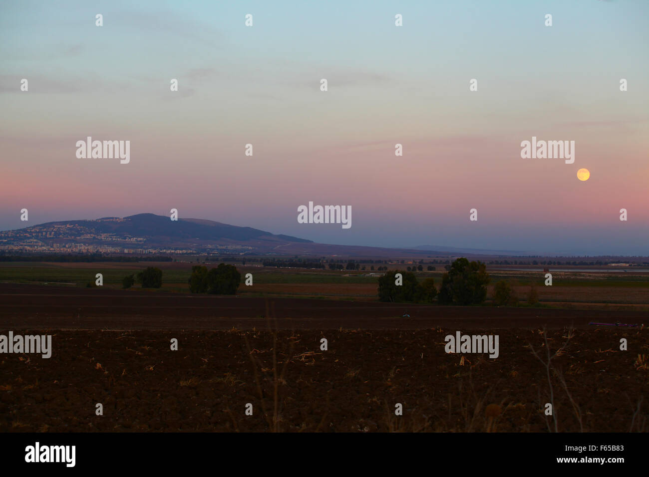 Full Moon Rising sulla valle di Jezreel, Israele Foto Stock