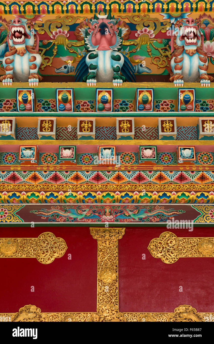 India, Himachal Pradesh, Spiti, Kaza, 2009 Sakya Tangyud (Tenggyu) Monastero, entrata frontale di dettaglio della decorazione Foto Stock
