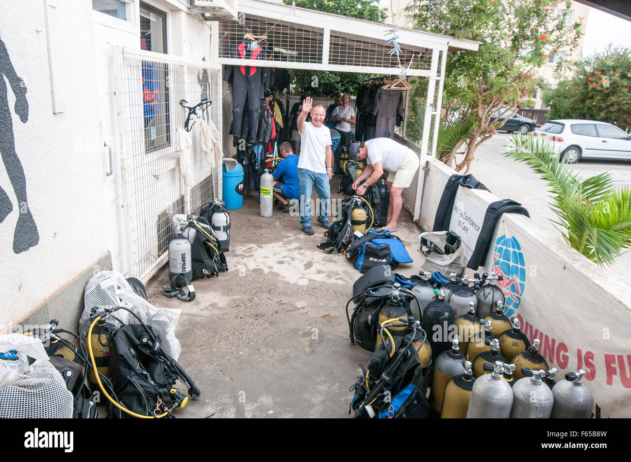 Un scuba diving club in Larnaca, Cipro. I subacquei stanno preparando le loro attrezzature Foto Stock