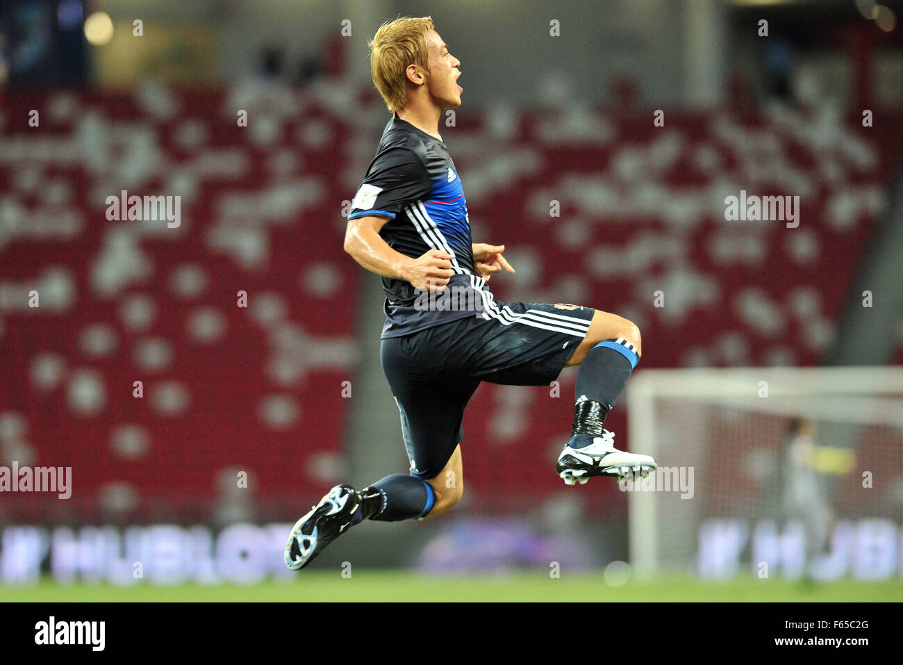 Singapore. Xii Nov, 2015. Giappone di Keisuke Honda celebra dopo rigature durante il 2018 Coppa del Mondo FIFA Group E Asia qualifier match tra Singapore e Giappone a Singapore National Stadium, nov. 12, 2015. Credito: Quindi Chih Wey/Xinhua/Alamy Live News Foto Stock