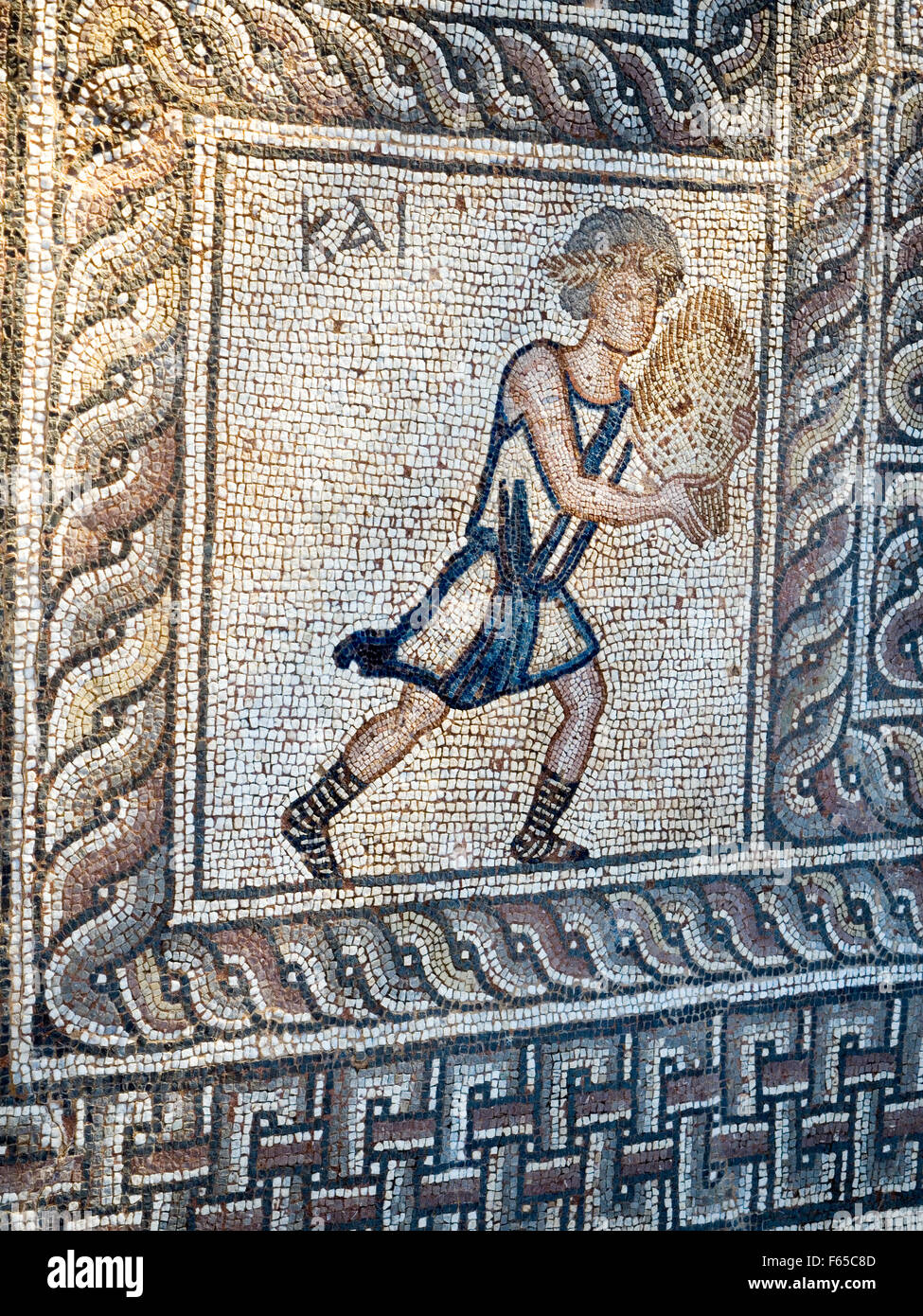La figura portante offrendo, pavimento a mosaico del V secolo d.c. dei primi cristiani, dalla basilica, Delphi, Grecia (dettaglio) Foto Stock