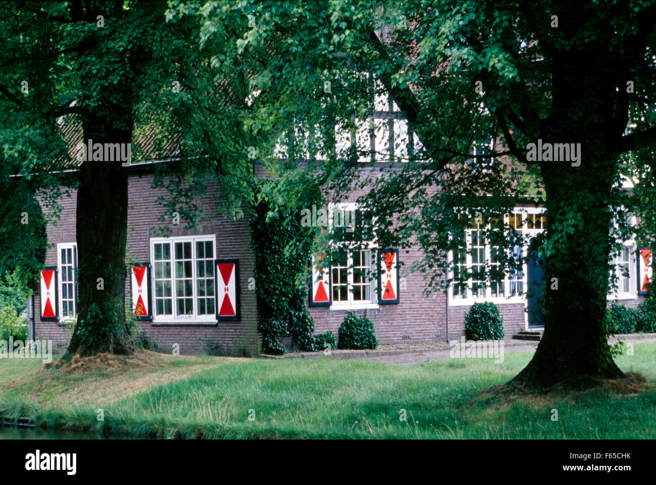 Henkenshage Castello con fossato e rosso-bianco persiane in Heeze, Paesi Bassi Foto Stock