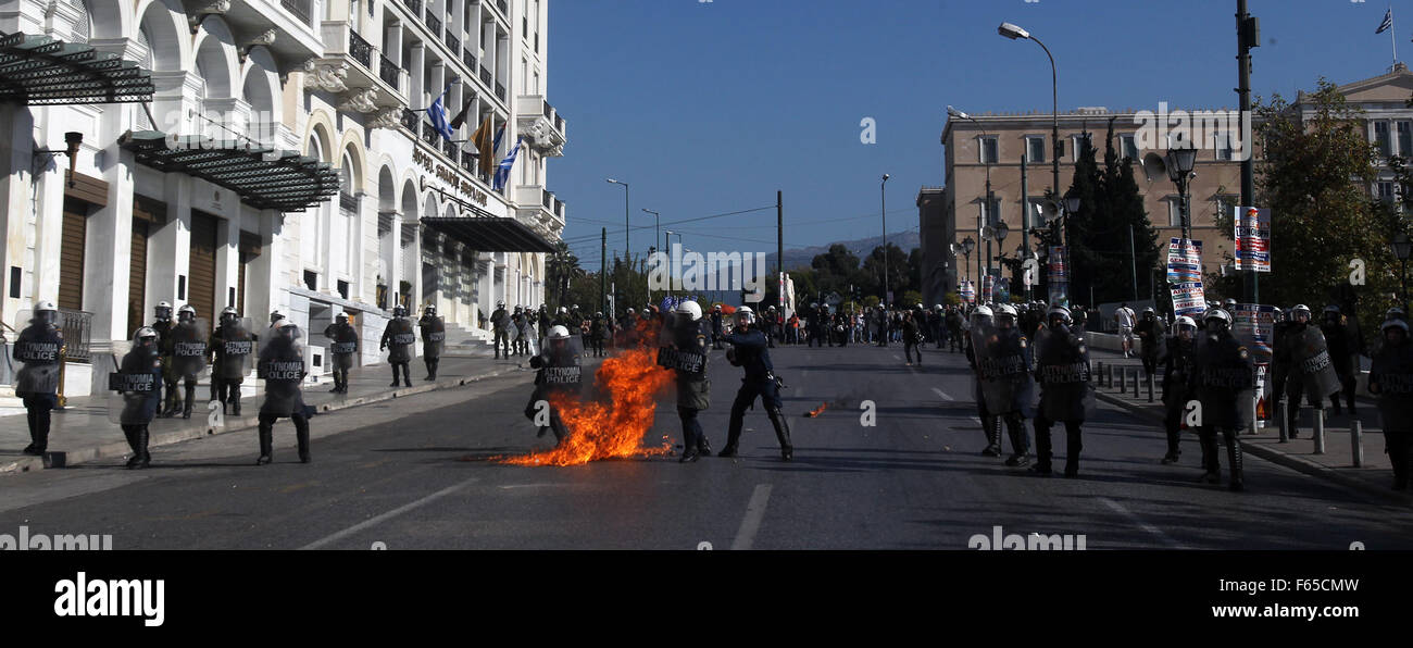 Atene, Grecia. Xii Nov, 2015. Greco di polizia antisommossa scontro con i dimostranti nel centro di Atene, Grecia, nov. 12, 2015. La Grecia è stata colpita giovedì su una 24-ora a livello nazionale sciopero generale indetto dai sindacati protestano il nuovo round di misure di austerità imposte al ricorso a sei anni di crisi del debito. Credito: Marios Lolos/Xinhua/Alamy Live News Foto Stock