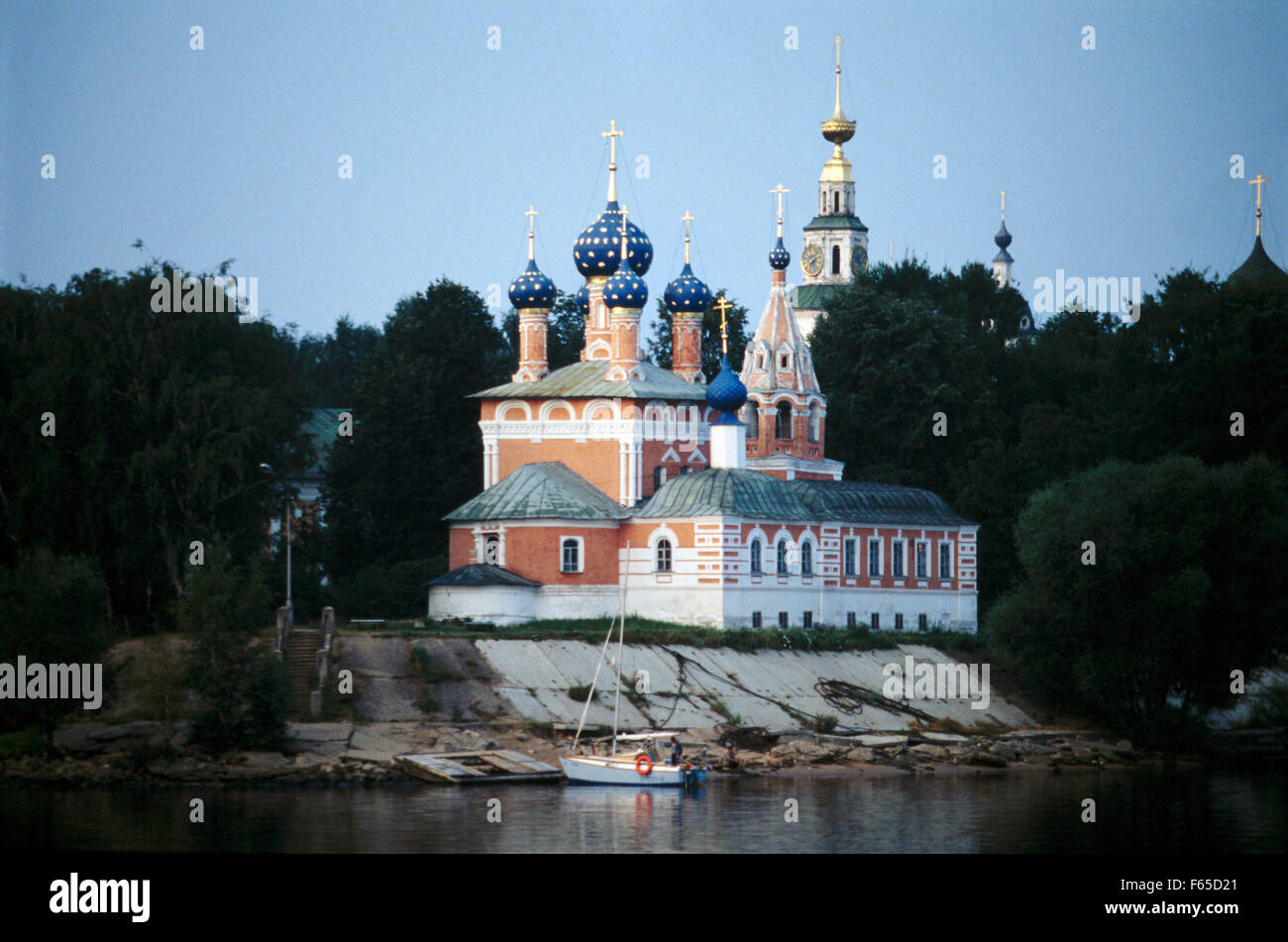 Vista della chiesa russo-ortodossa dipinto in colore rosa chiaro, Russia Foto Stock