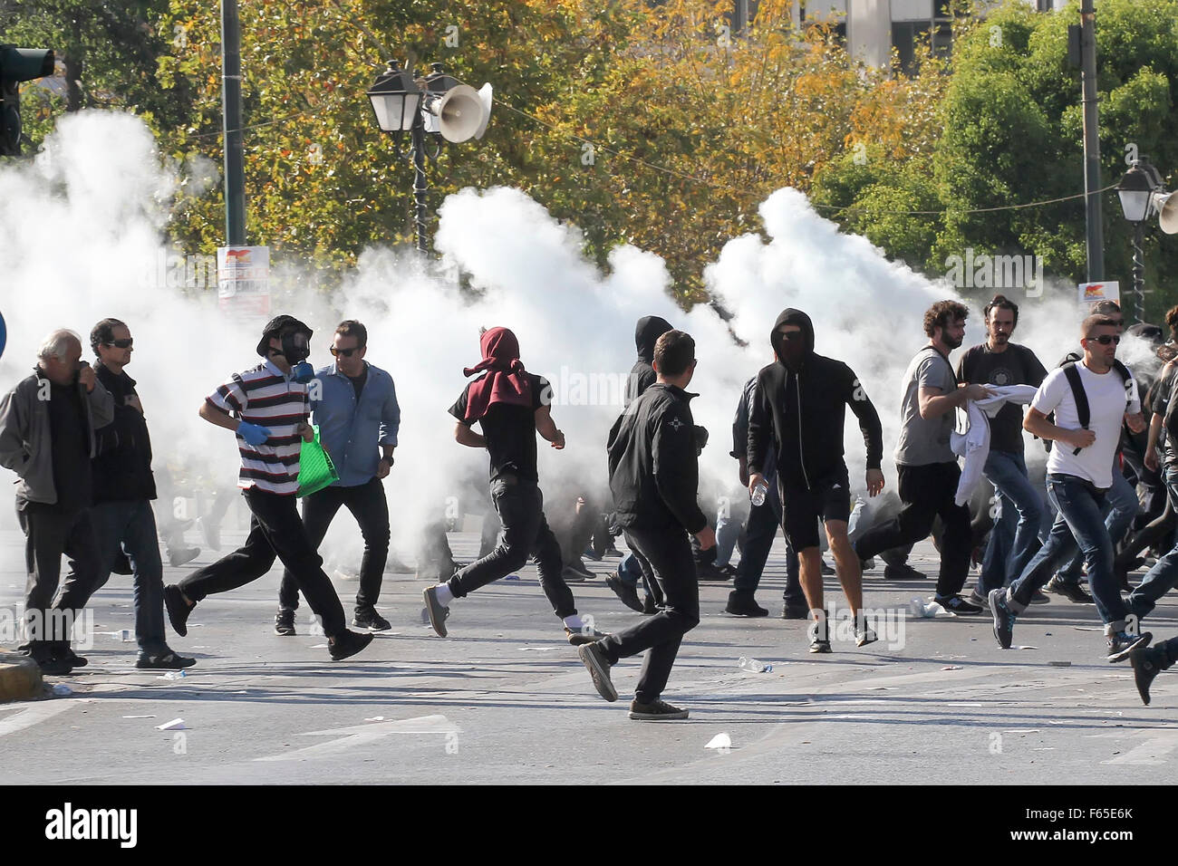 Atene, Grecia, Novembre 12 2015: scontri hanno provocato la rottura tra la polizia e i giovani a una manifestazione nel centro di Atene durante lo sciopero generale. Credito: VASILIS VERVERIDIS/Alamy Live News Foto Stock