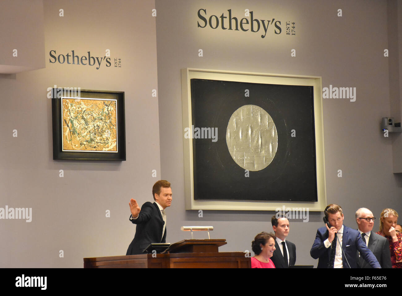 New York, Stati Uniti d'America. Xi Nov, 2015. Banditore Oliver Barker da Sotheby's auction house conduce l'asta di arte moderna e contemporanea in New York, Stati Uniti d'America, 11 novembre 2015. Foto: CHRIS MELZER/dpa - nessun filo SERVICE -/dpa/Alamy Live News Foto Stock