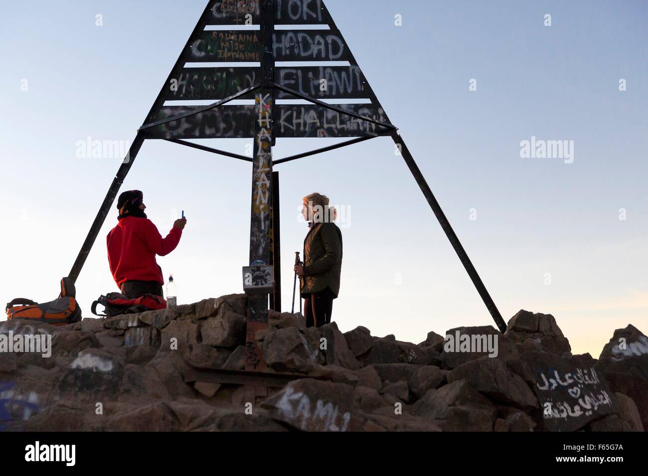 Raggiunto il vertice - una piramide di metallo in corrispondenza del punto più alto del Jebel Toubkal, 4167 metri, Marocco Foto Stock
