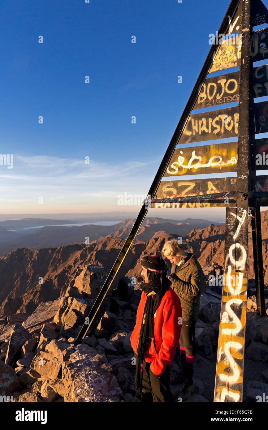 Raggiunto il vertice - una piramide di metallo in corrispondenza del punto più alto del Jebel Toubkal, 4167 metri, Marocco Foto Stock