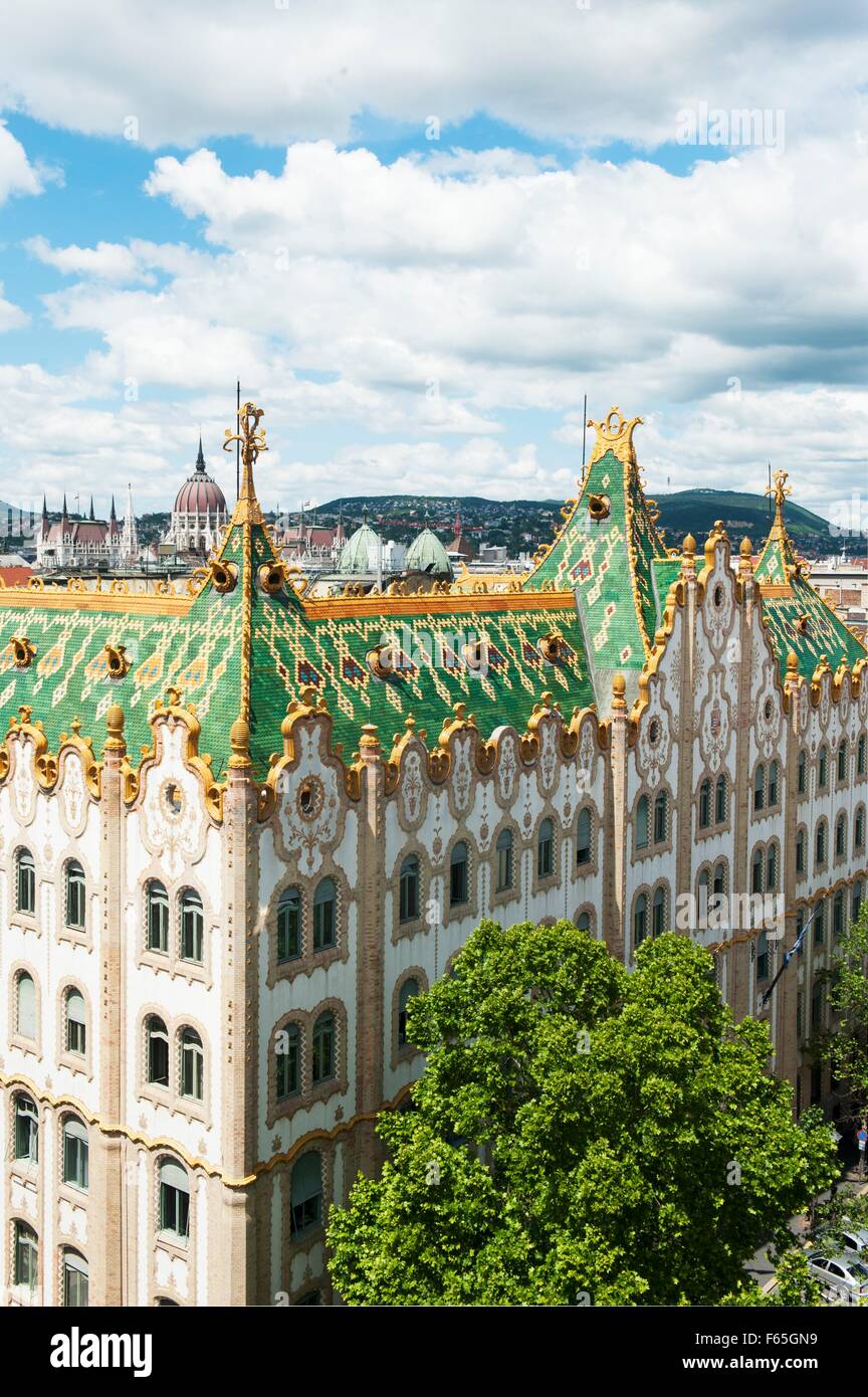Architettura Art Nouveau di Ödön Lechner - il colorato pyrogranite tetto della ex ufficio postale banca, Bundapest, Ungheria Foto Stock