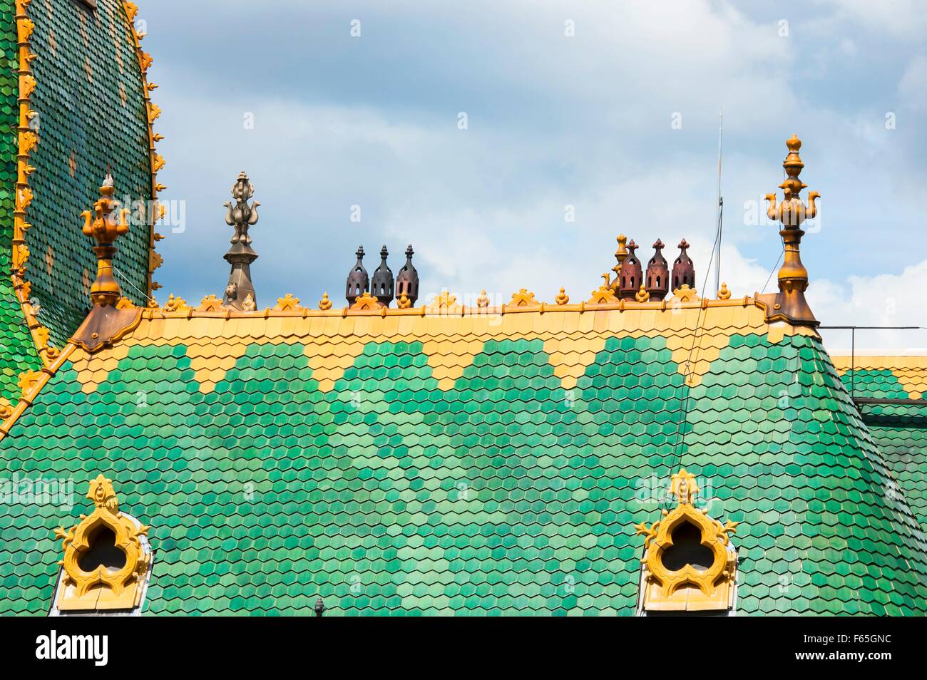Stile Liberty Ungherese architettura di Ödön Lechner - il colorato pyrogranite tetto della ex ufficio postale banca, Budapest, Foto Stock