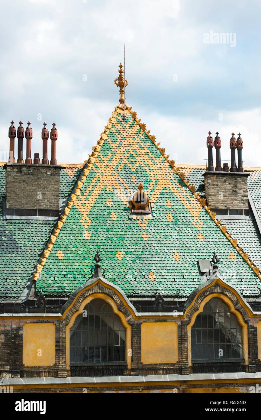 Stile Liberty Ungherese architettura di Ödön Lechner - il colorato pyrogranite tetto della ex ufficio postale banca, Budapest, Foto Stock