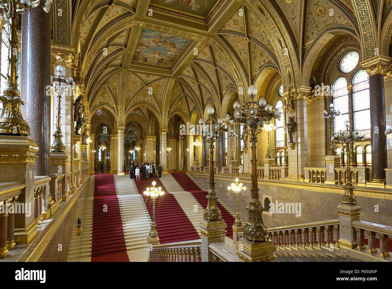 Quasi 40 kg di oro decorano le stanze del palazzo del parlamento a Budapest, Ungheria (Vista dello scalone) Foto Stock
