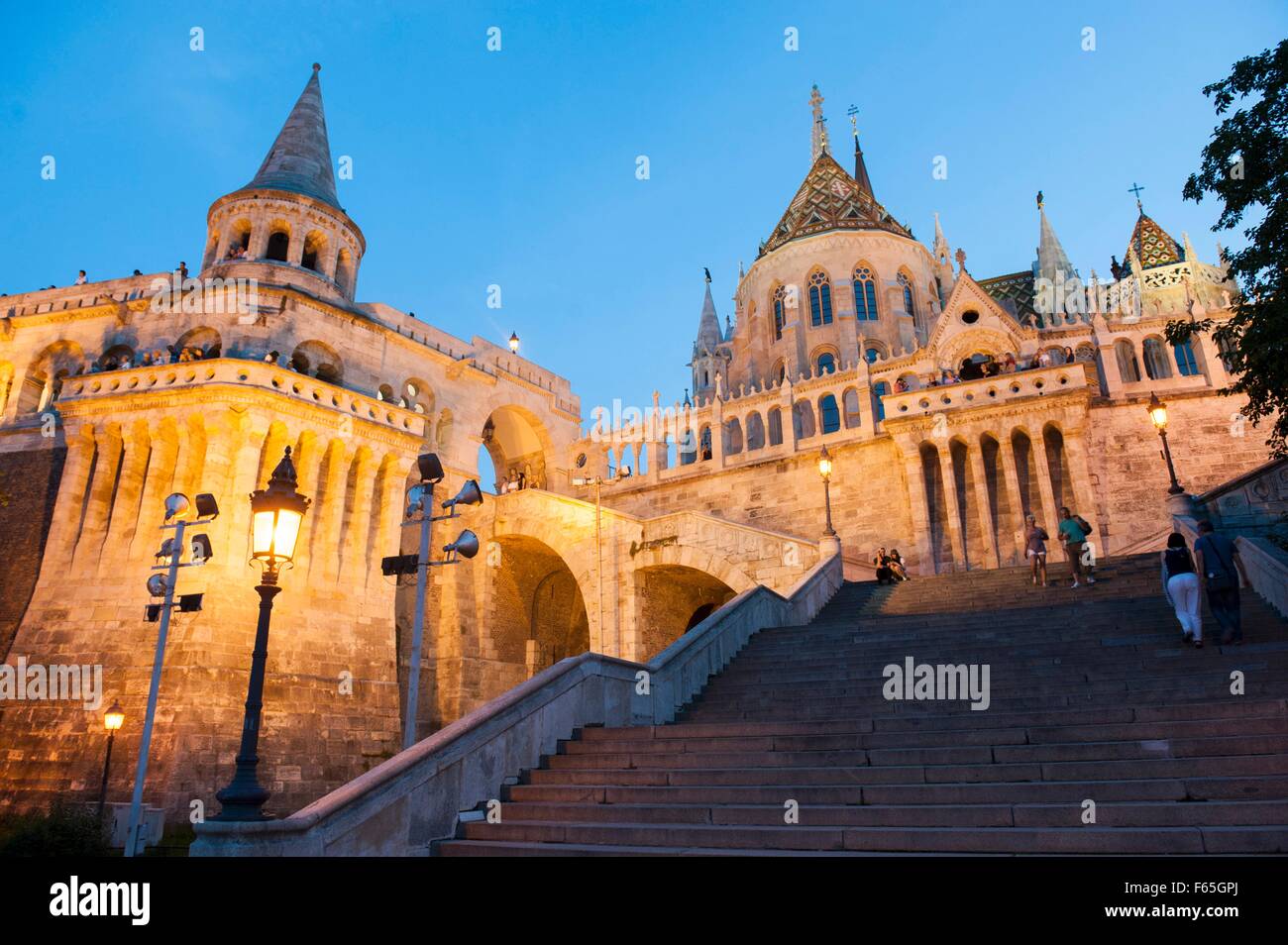 Il bastione dei pescatori al tramonto, costruito tra il 1895 e il 1902 in stile neo-stile romantico, Budapest, Ungheria Foto Stock