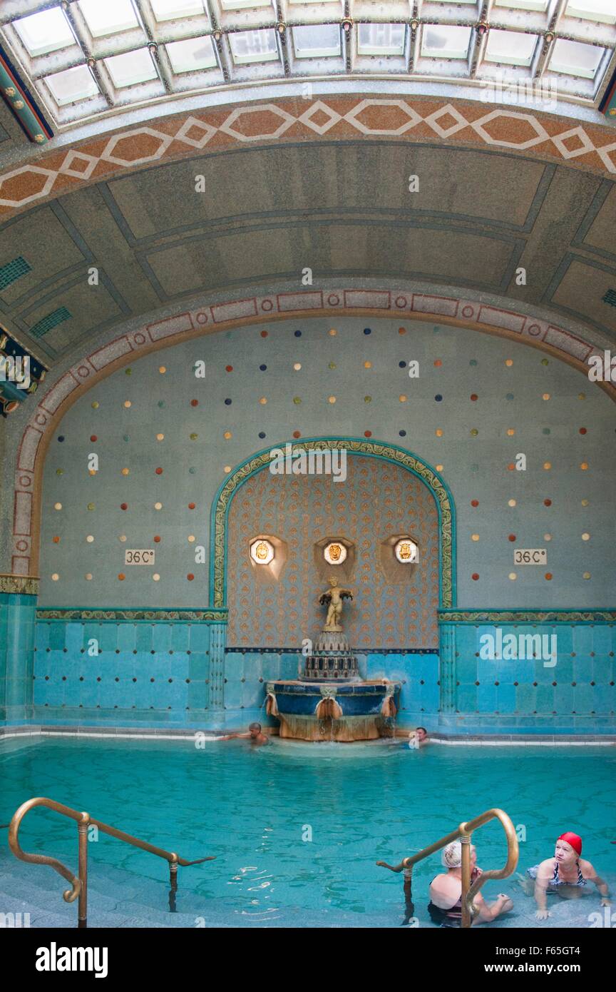 La piscina in stile art nouveau e bagni termali Gellért, Budapest, Ungheria Foto Stock