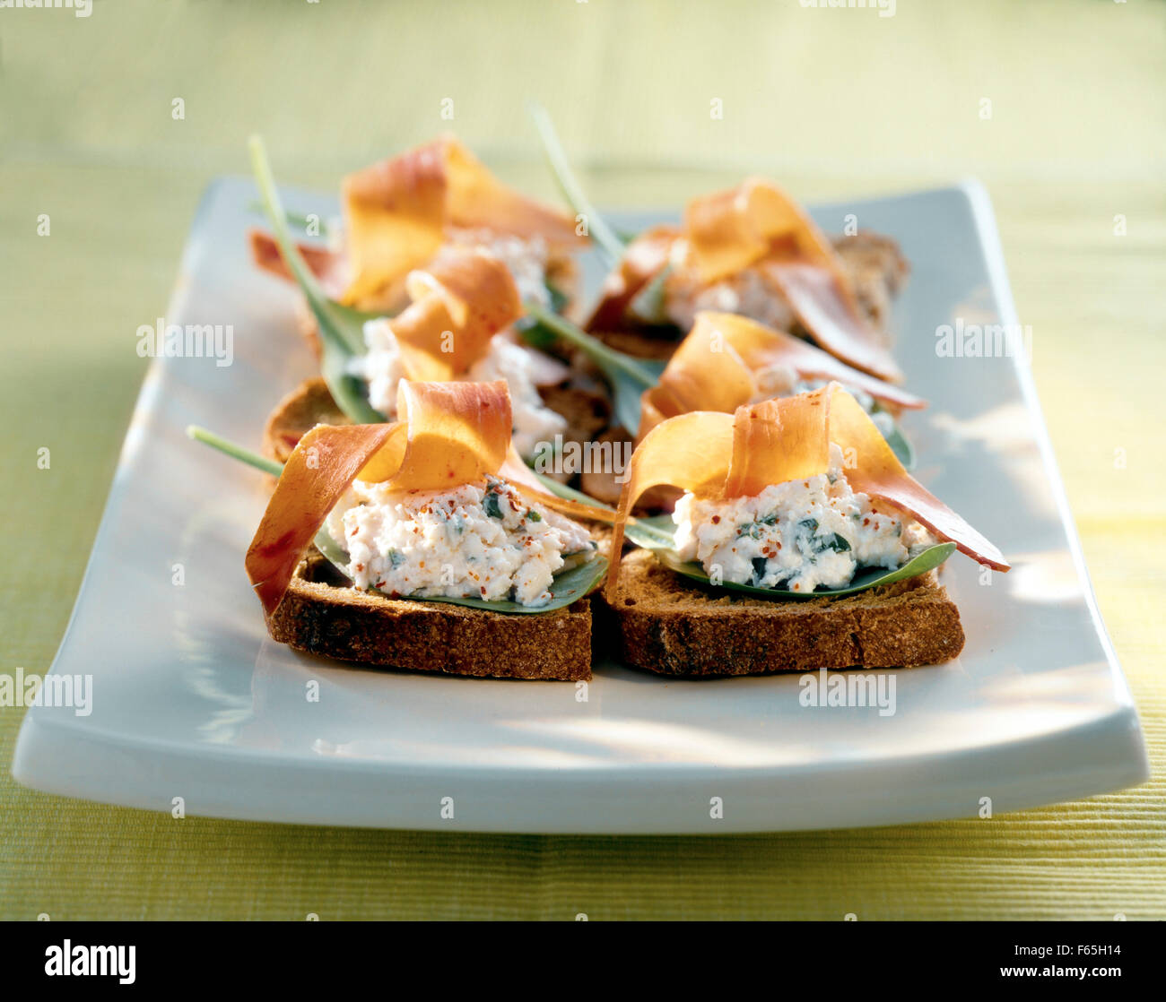 Fromage frais e prosciutto di Bayonne crostinis Foto Stock