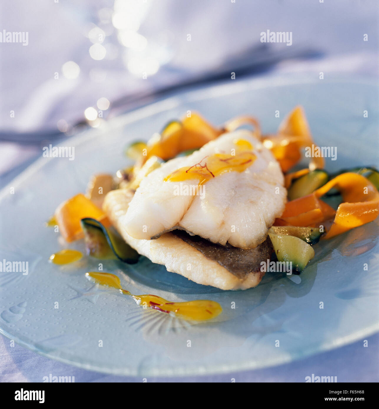 John Dory filetto con tagliatelles vegetali e agrumi e coulis di zafferano Foto Stock